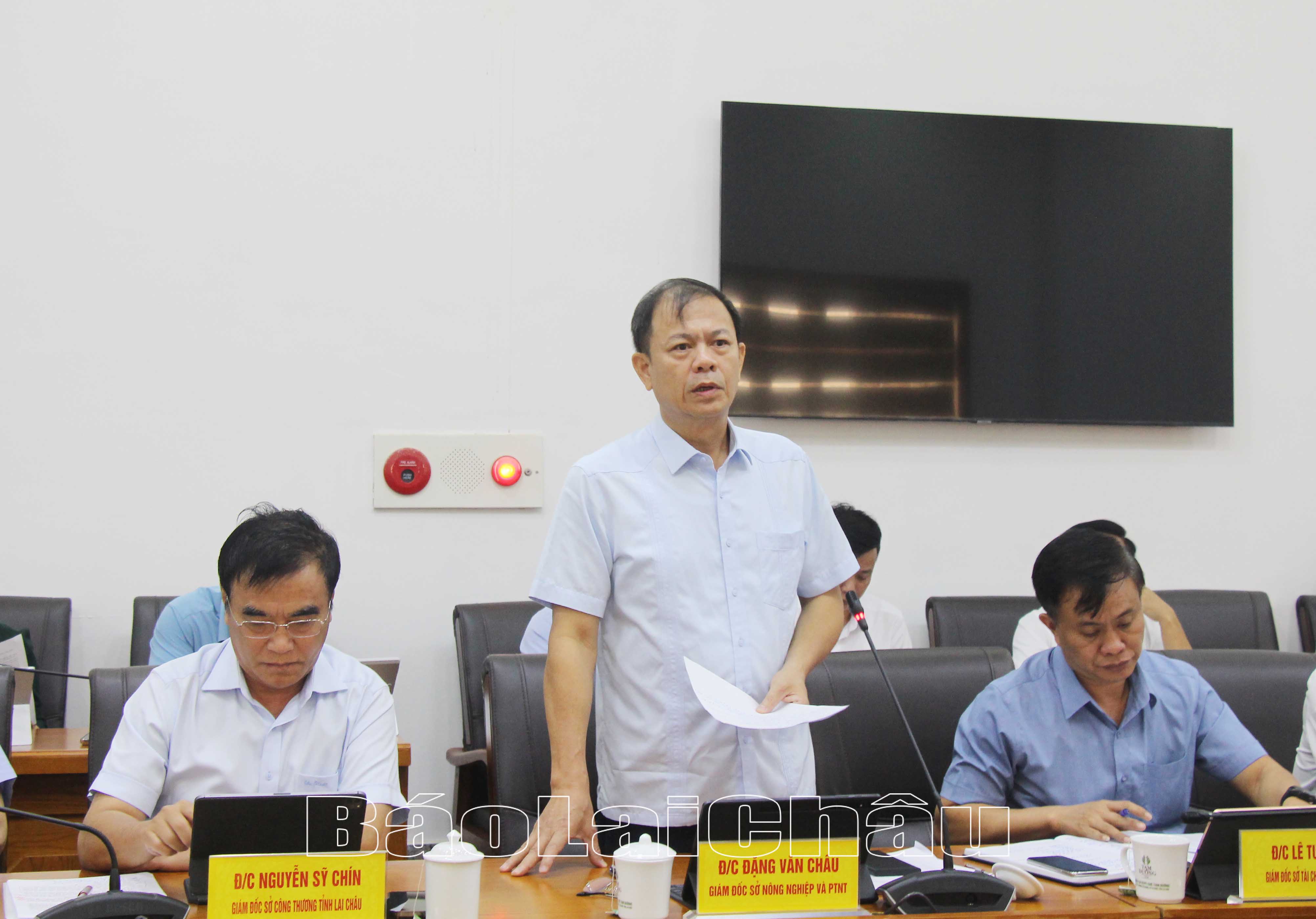 Lãnh đạo Sở Nông nghiệp và Phát triển nông thôn tham gia ý kiến làm rõ hơn về việc triển khai thực hiện nhiệm vụ phát triển nông nghiệp trên địa bàn.
